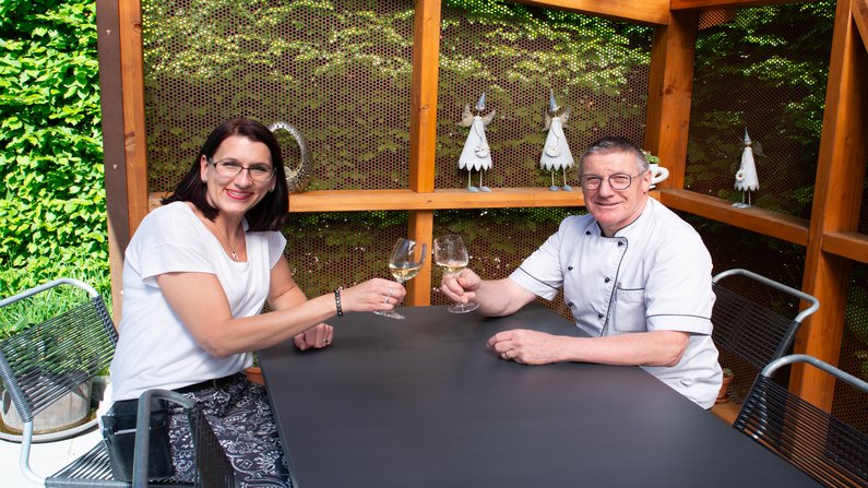 Barbara und Hampi Hitz im Garten